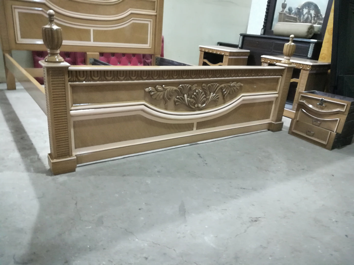 DB-004 Antique Double Bed with Dressing