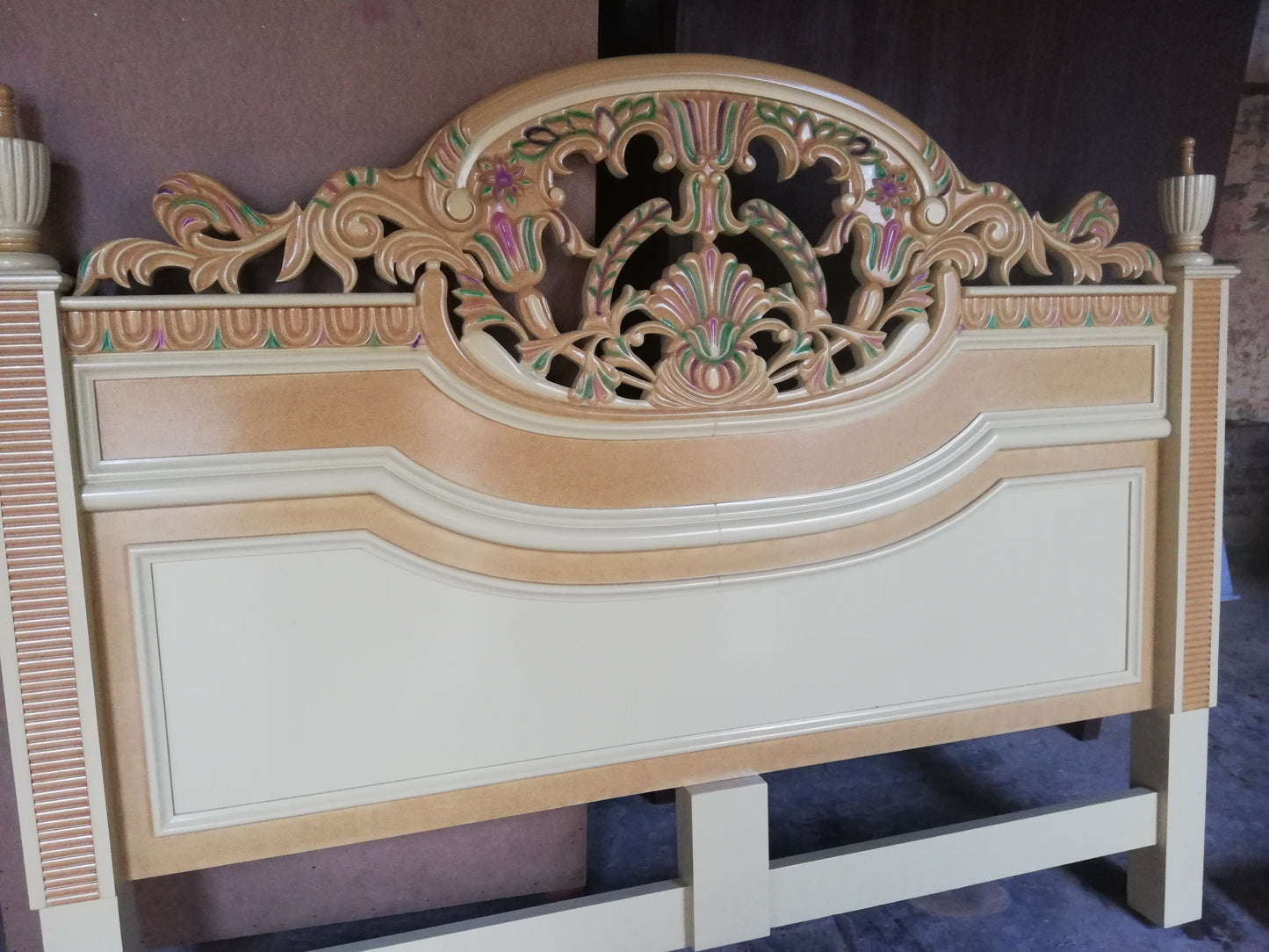 DB-004 Antique Double Bed with Dressing