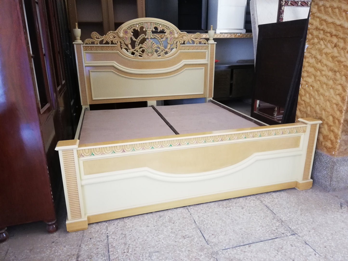 DB-004 Antique Double Bed with Dressing